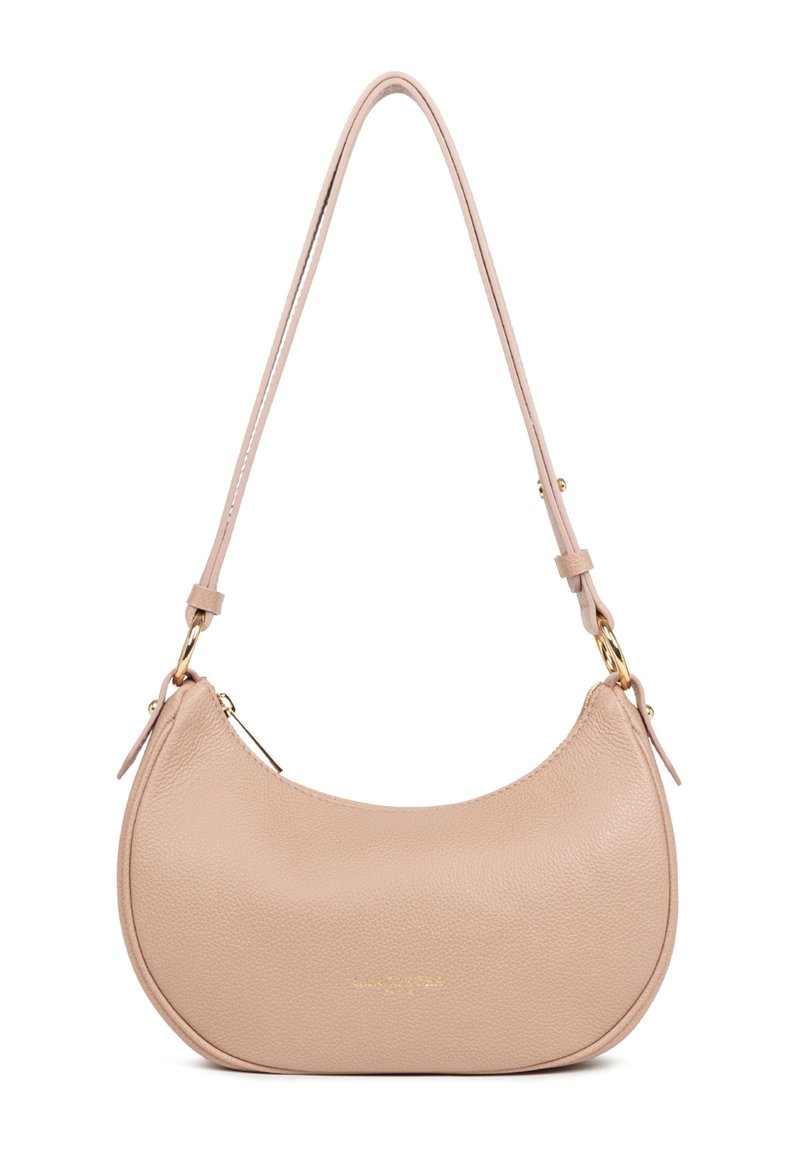 Leren handtas in zachtroze met een gebogen vorm, gouden hardwareaccenten en een enkele verstelbare schouderband. Heeft een discrete ritssluiting.
