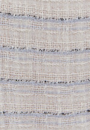 Tkanina teksturowana z naprzemiennymi paskami jasnoniebieskimi i białymi, z widocznymi włóknami i szorstkim, naturalnym wyglądem.