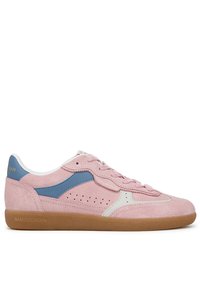 Sneaker in suede rosa chiaro con accenti blu e bianchi, dettagli perforati ai lati e suola in gomma color caramello. Design con lacci.