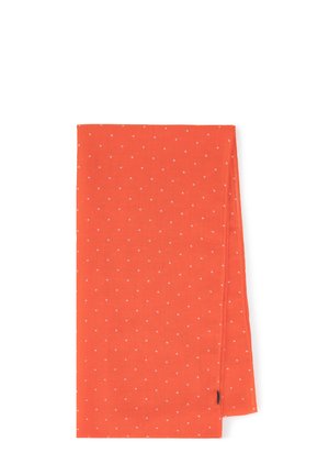 Écharpe rouge à pois faite de tissu léger, présentant un motif de pois blancs, avec des bords finis et une petite étiquette de marque sur un côté.