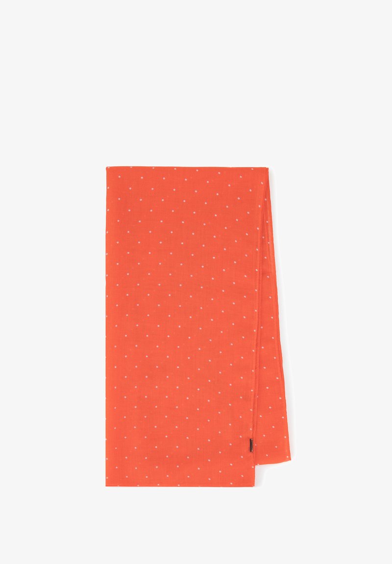 Écharpe rouge à pois faite de tissu léger, présentant un motif de pois blancs, avec des bords finis et une petite étiquette de marque sur un côté.