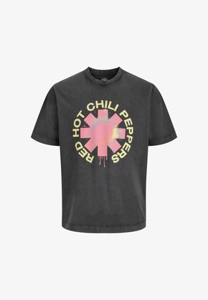 Sivi pamučni majica s velikim ružičastim i žutim grafičkim dizajnom koji prikazuje zvjezdasti oblik te natpis "RED HOT CHILI PEPPERS" oko njega.