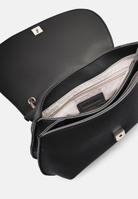 Sac à main en cuir noir avec une finition texturée, une quincaillerie argentée et deux compartiments intérieurs. Comprend une fermeture à rabat et une étiquette de marque.