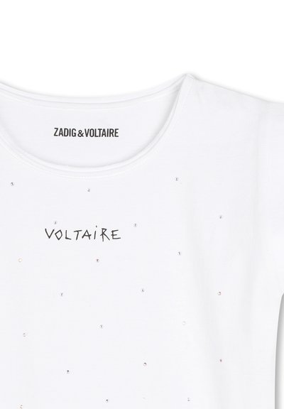 T-shirt en coton blanc avec un col rond, "VOLTAIRE" en texte noir et des accents de strass dispersés pour l'embellissement.