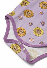 Lila bodysuit z morelami in cvetličnim potiskom, z vijoličastim obrobkom, s pritisnimi gumbi in mehkim bombažnim materialom.