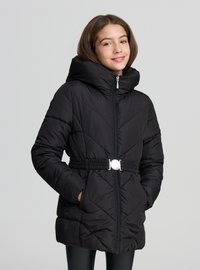 Czarna kurtka puchowa z wysokim kołnierzem, zapinana na zamek z przodu, z elastycznym paskiem. Charakteryzuje się pikowaną fakturą i bocznymi kieszeniami.