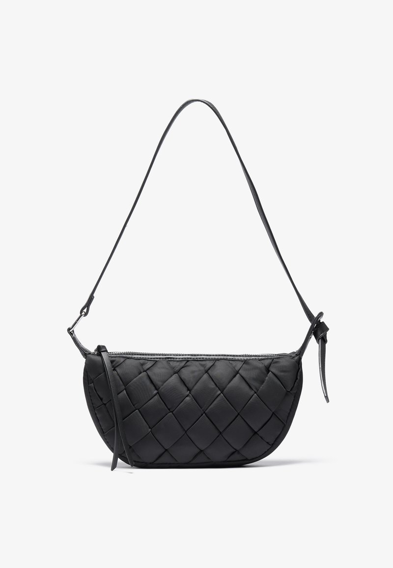 Borsa a tracolla nera trapuntata con forma curvata, dotata di una sottile tracolla e chiusura con zip. Realizzata in materiale morbido e testurizzato.