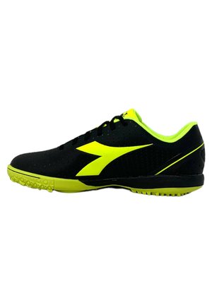 Scarpe da ginnastica nere con accenti giallo neon, dotate di una tomaia testurizzata, logo prominente e una suola in gomma con motivo per garantire la trazione.