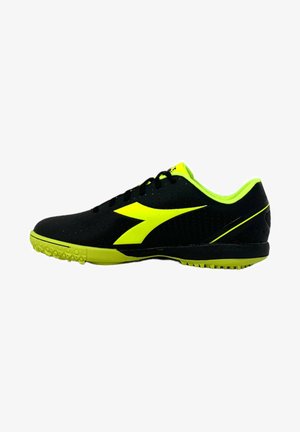 Scarpe da ginnastica nere con accenti giallo neon, dotate di una tomaia testurizzata, logo prominente e una suola in gomma con motivo per garantire la trazione.