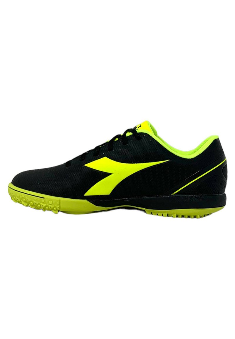Scarpe da ginnastica nere con accenti giallo neon, dotate di una tomaia testurizzata, logo prominente e una suola in gomma con motivo per garantire la trazione.