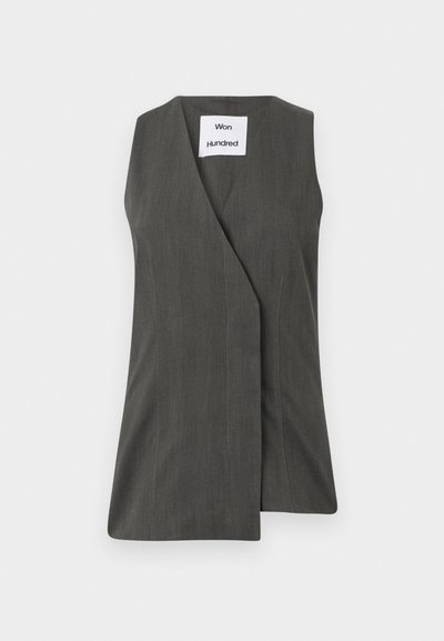 Bezramenný sveter z tmavosivej tkaniny s obálkovým dizajnom. Má čisté línie, jemne štruktúrovaný povrch a štítok na krku.