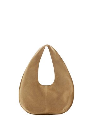 Sac hobo en daim couleur camel avec un corps large et arrondi et une seule anse plate, présenté sur fond blanc uni.