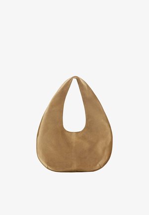 Hellbraune Wildleder-Hobo-Tasche mit breitem, rundem Korpus und einem flachen Henkel, vor weißem Hintergrund abgebildet.