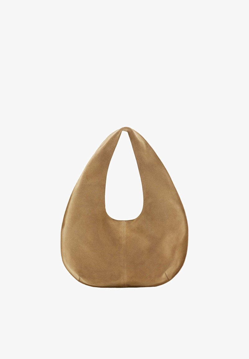 Sac hobo en daim couleur camel avec un corps large et arrondi et une seule anse plate, présenté sur fond blanc uni.