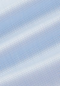 Jasnoniebieska teksturowana tkanina z wzorem w kratę, o drobnym splocie. Powierzchnia wygląda na gładką i lekko połyskującą.