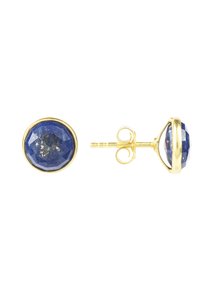 Pendientes de tono dorado que presentan piedras de lapislázuli ovaladas con una superficie facetada, asegurados con un respaldo simple de poste y bucle.
