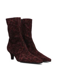 Luipaardprint enkelboots in donkerrood en zwart, gemaakt van zacht materiaal, met een spitse neus en een kleine hak. Voorzien van een zijrits.