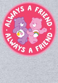 Grafik som visar två tecknade björnar, en lila och en rosa, som håller händerna med färgglada magemärken. Texten lyder "Alltid en vän" i en cirkulär design.