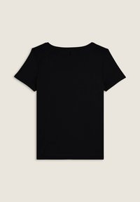 Camiseta negra de manga corta con escote redondo. Textura suave con un diseño minimalista y un pequeño detalle de logo en la parte posterior.