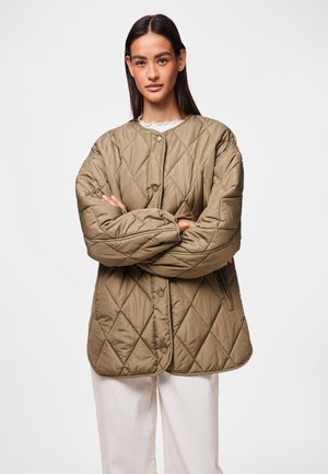 Veste matelassée vert olive avec un col rond et des fermetures à boutons sur le devant, ornée de motifs en forme de losanges et de poches latérales.