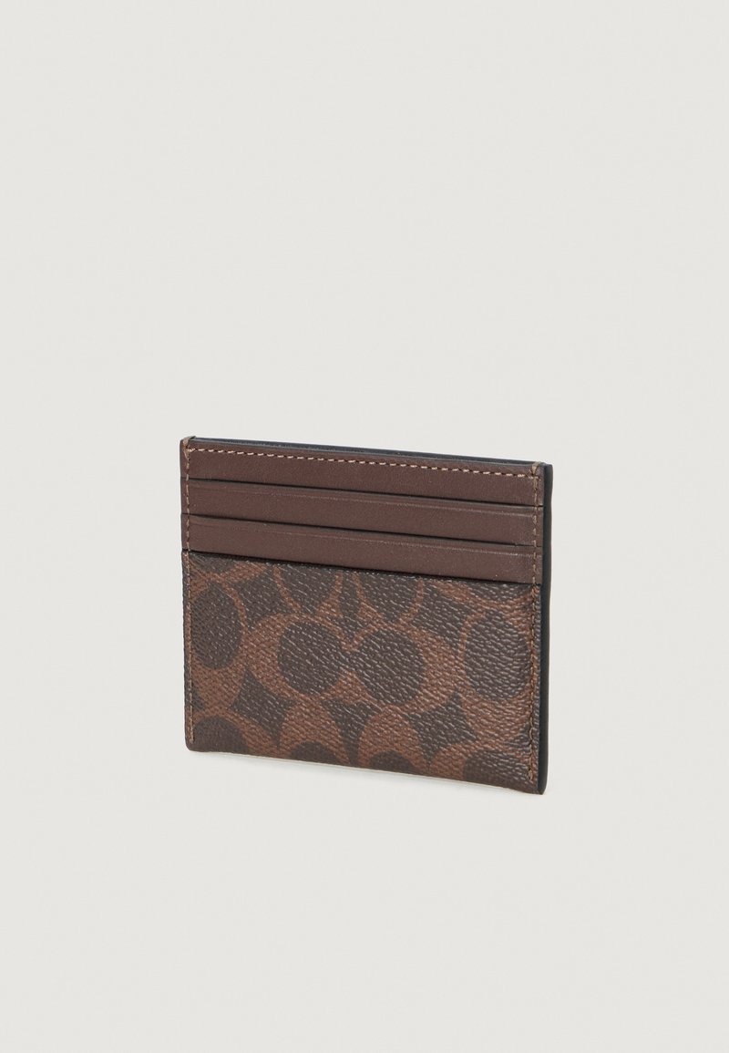 Brauner Leder-Kartenhalter mit strukturiertem Muster, ausgestattet mit mehreren Kartenfächern und einem schlanken Design. Glatte Kanten und kontrastierende Nähte.