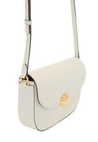 Borsa a tracolla in pelle bianca con pattina curva, accessori in oro e tracolla regolabile. Presenta una superficie testurizzata e una forma arrotondata.