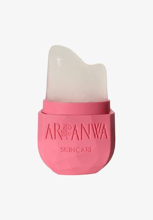 Stick de soin de la peau solide transparent avec un dessus translucide et une base rose arborant le texte en relief "AROWA SKINCARE" ainsi qu'une icône de rose.