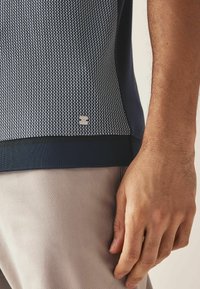 Next GEO PRINT - Pólóing - navy blue geo