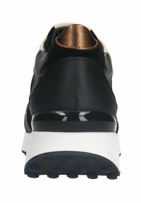 Zwarte sneaker met gouden accent op de hiel, zachte leren en suède bovenkant, witte zool en gestructureerde rubberen buitenzool voor grip.