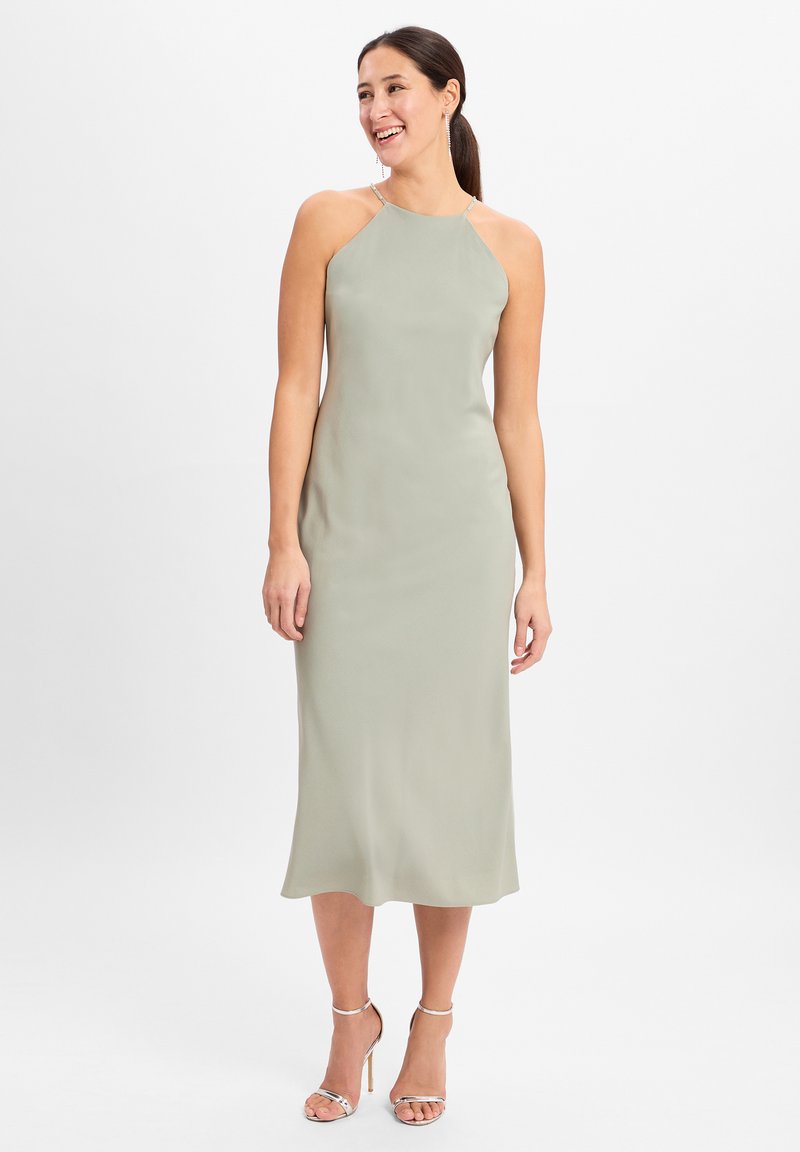 Salbeigrünes, ärmelloses Midikleid mit einem Halterneck-Design und weicher Textur. Verfügt über metallicfarbene Hardware und eine fließende Silhouette.