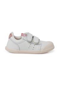 Scarpa sportiva in pelle bianca con accenti rosa, due cinturini in velcro e suola texturizzata. Presenta perforazioni per la traspirabilità e una fodera imbottita.