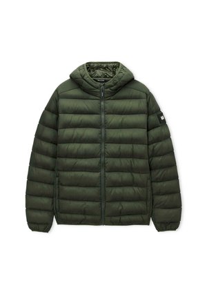 Zaļš pūkains mētelis ar noņemamu kapuci, ar rāvējslēdzēju un elastīgām aprocēm; ar kviltes tekstūru un uzšuvumu uz kreisā piedurknes.