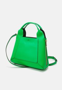 Zelená kožená kabelka s černými akcenty, strukturovaný tvar, dvojité rukojeti a odnímatelný popruh. Obsahuje přední kapsu a zlatý zip.
