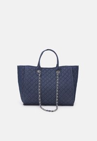 Granatowa pikowana torba na ramię z podwójnymi uchwytami z tkaniny i akcentem w postaci łańcuszka. Teksturowana powierzchnia z wzorem w diamenty. Przestronny design do wszechstronnego użytku.