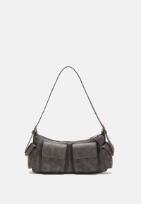 Brązowa skórzana torba o zaokrąglonym kształcie, z pojedynczym uchwytem, dwoma przednimi kieszeniami i zamek błyskawiczny na górze.