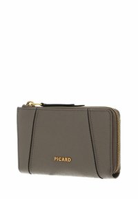 Portefeuille texturé gris avec quincaillerie dorée, présentant une fermeture éclair et un logo imprimé. Design légèrement incurvé avec des détails de couture visibles.