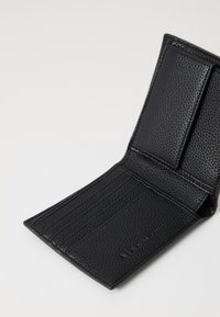 Portafoglio bifold in pelle nera texturizzata aperto, che mostra più slot per carte e una piccola tasca a soffietto interna.