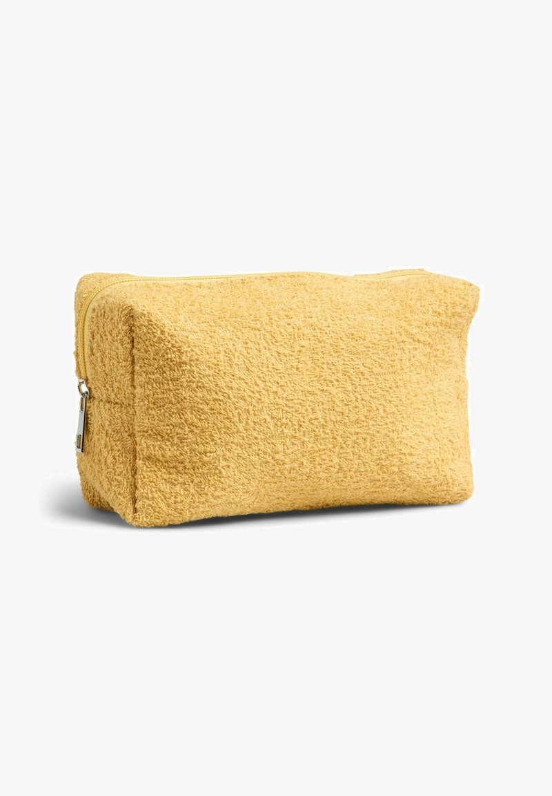 Suave bolsa rectangular amarilla de tela de rizo con cierre de cremallera, mostrada sobre un fondo blanco.