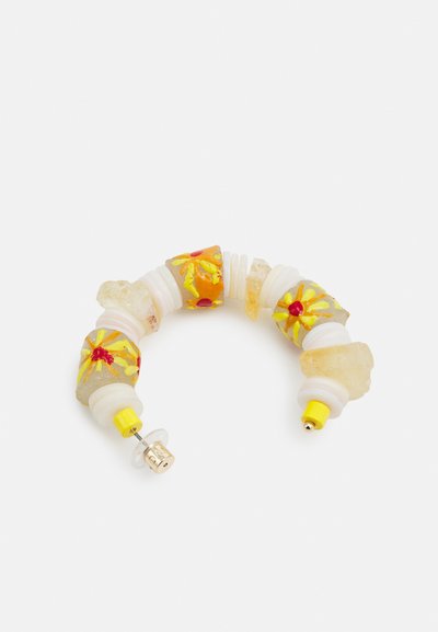 Pulseira colorida com contas decorativas amarelas e laranjas, contas texturizadas transparentes e componentes brancos de destaque; fecho de clasp.