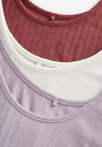 Trois t-shirts à col rond côtelés en bordeaux, blanc et lavande, présentant des ourlets lisses et une boucle d'étiquette à l'arrière de chaque encolure.