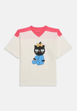 Kortærmet hvid og lyserød V-hals T-shirt med en grafik af en sort kat iført en blå dragt og en gul sløjfe.