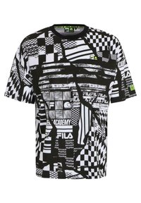 Camiseta de manga corta en blanco y negro que presenta una mezcla de patrones geométricos, rayas y logotipos, con un cuello redondo y un corte relajado.
