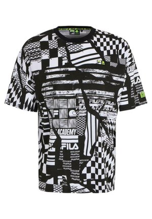 Camiseta de manga corta en blanco y negro que presenta una mezcla de patrones geométricos, rayas y logotipos, con un cuello redondo y un corte relajado.