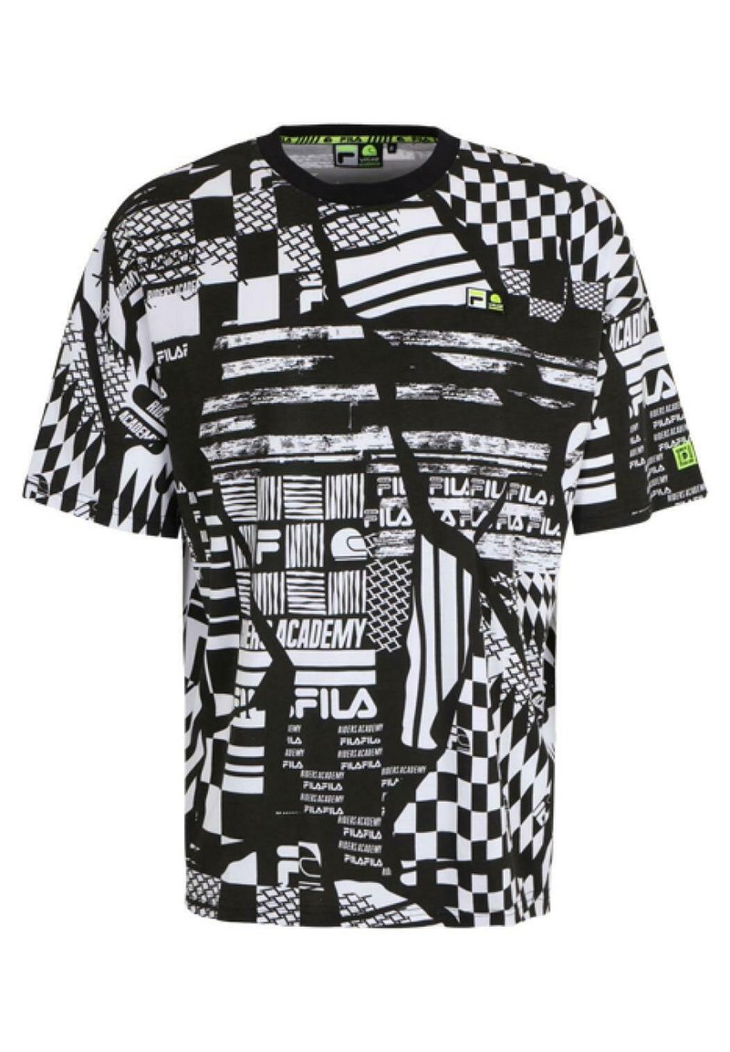 Camiseta de manga corta en blanco y negro que presenta una mezcla de patrones geométricos, rayas y logotipos, con un cuello redondo y un corte relajado.