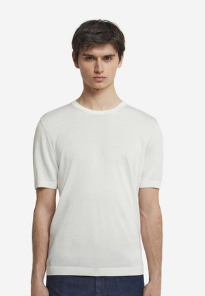 Hvid strikket t-shirt med korte ærmer, rund hals og ribbede manchetter, der har en glat tekstur og en tætsiddende pasform.