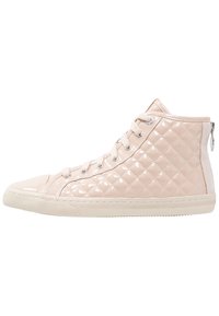 Höga sneakers i glansig ljusrosa lackmaterial, med kviltat mönster, vita snören och en dragkedjeaccent bak.