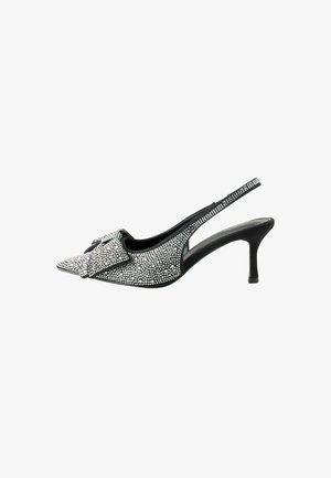 Črne ženske visokopetne čevlje s slingback obliko, ki imajo koničast vrh, okrašene s kamni in z detajlom metuljčka spredaj.