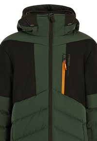 Groene en zwarte geïsoleerde jas met een ritsborstzak met oranje accenten, gestructureerde stof en een snug design van de capuchon.