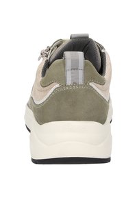 Sport-Sneaker mit einem Obermaterial aus beigem und grünem Wildleder, einer schwarzen Gummisohle, grauen Akzenten und einem Reißverschluss an der Ferse.