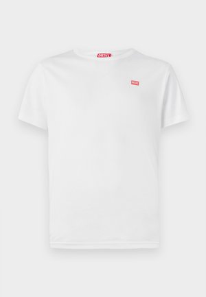 Camiseta blanca de algodón con mangas cortas y escote en V. Presenta un pequeño logo rojo de Diesel en el lado izquierdo del pecho. Textura suave, ajuste estándar.